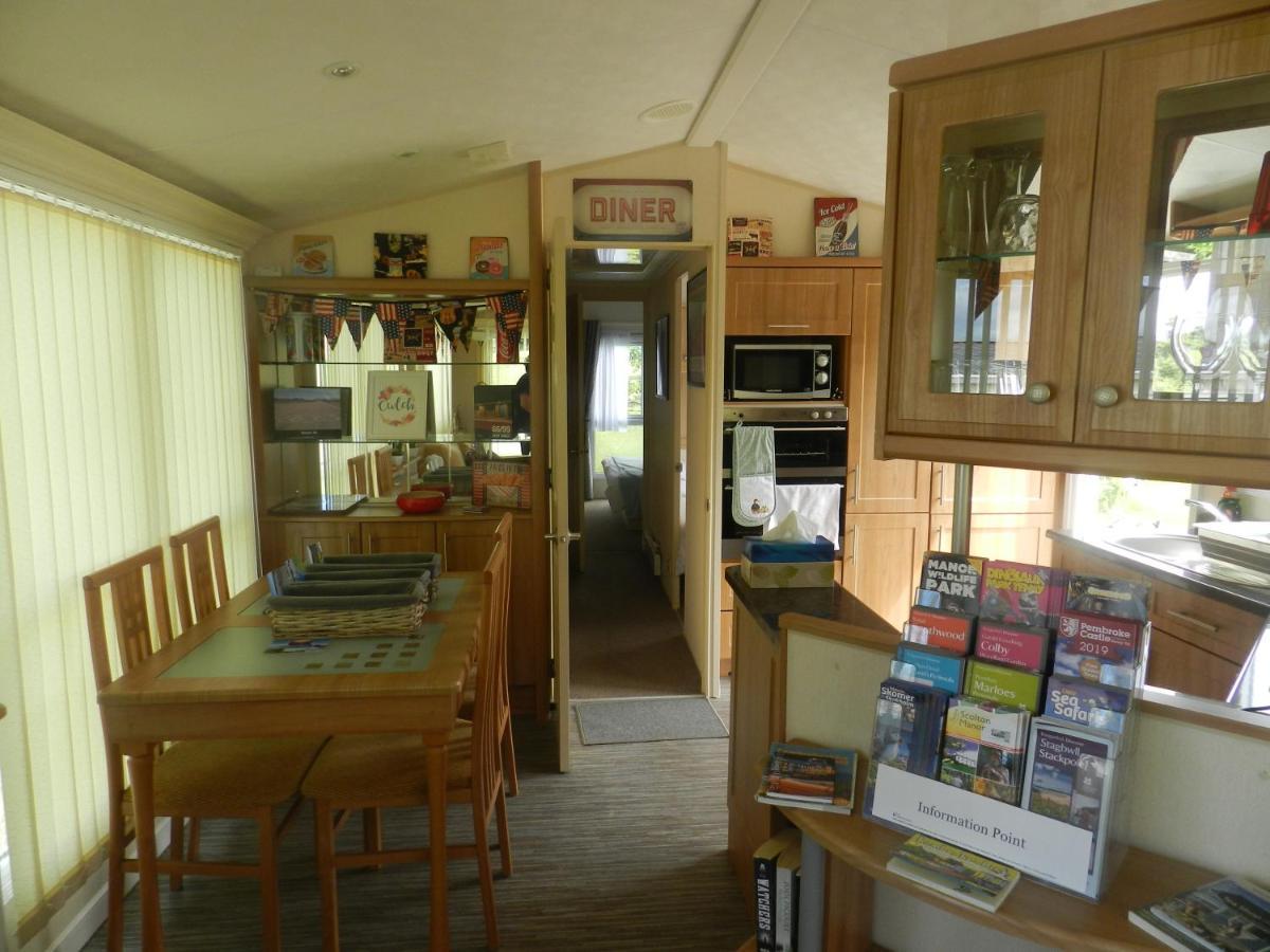 Cwtch Caravans Little Haven エクステリア 写真